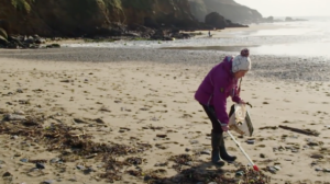 À 70 ans, elle nettoie une plage par semaine !
