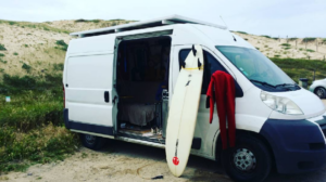 Les surfeurs en vans indésirables sur la côte ?