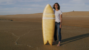 Une planche de surf couverte de feuilles d’or