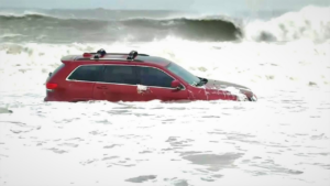 Cette jeep coincée dans les vagues a fait marrer Internet !