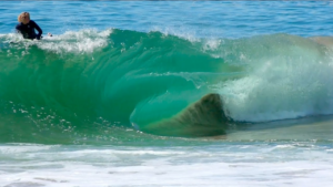 Peut-on surfer une vague aussi tordue ?