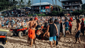 Un jeune surfeur a failli se noyer après le Pipe Masters