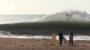Quand surfeurs et skimboardeurs chargent un shorebreak en Californie…