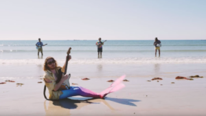 Un groupe breton sort un clip musical de surf déjanté