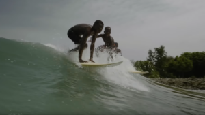 Nigeria : les surfeurs de Tarkwa Bay assistent à la démolition de leurs maisons
