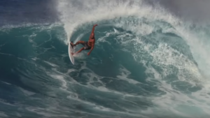 À Hawaii, Kelly Slater et ses courbes régalent