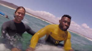 Jordy met le capitaine des Springboks Siya Kolisi au surf