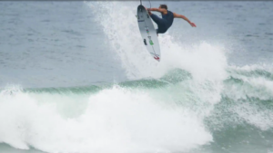 Owen Wright bosse son air game sur un beachbreak australien