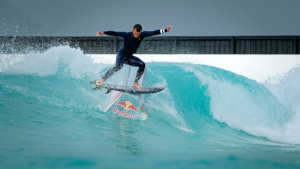 Julian Wilson surfe un module de skate à URBNSURF