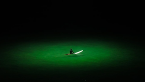 Surfer la nuit éclairé par un drone, rêve ou réalité ?