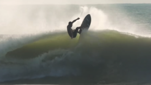 Italo Ferreira sur des vagues qui pourraient-être les nôtres