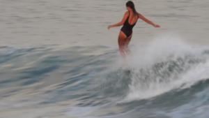 "Inner Wild" :  Sarah Brady célèbre à nouveau le surf féminin