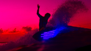 Surf de nuit aux Maldives pour Bethany Hamilton et Lakey Peterson