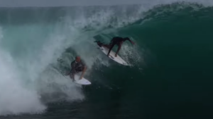 Party Wave pour Kelly Slater à Padang Padang