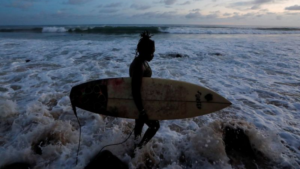 Khadjou Sambe : l’unique surfeuse professionnelle sénégalaise