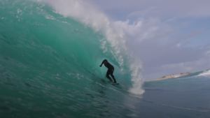 Noa Deane nous montre comment (bien) surfer le backwash