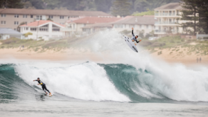 10 surfeurs en vue au Rip Curl Narrabeen Classic