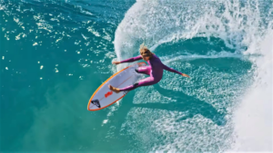 SURFING, le film qui rassemble les meilleures surfeuses australiennes