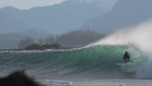 Surf trip en eau glaciale sur l’île de Vancouver