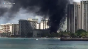 Les surfeurs de Waikiki dégoutés : 575 planches parties en fumée