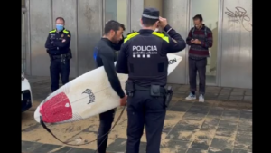 Drapeau rouge : la police de Barcelone sort les surfeurs de l’eau