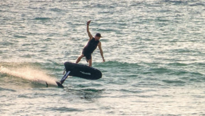 Un surfeur perd son pouce en tombant d’un foil électrique