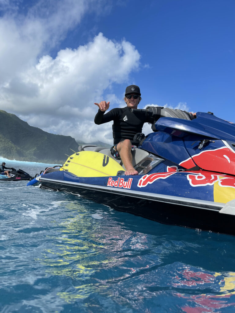 Charly Quivront à Teahupo'o en jet ski