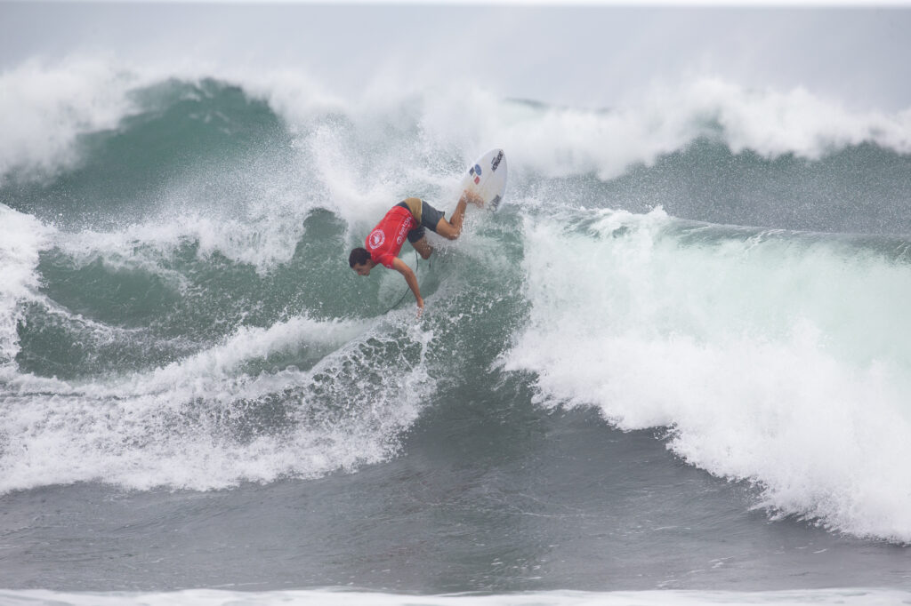 Maxime Huscenot (FRA) durant les World Surfing Games 2023 organisés par l’International Surfing Association. Photographié par Antoine Justes, le 05/06/2023, à La Bocana, à El Tunco.
