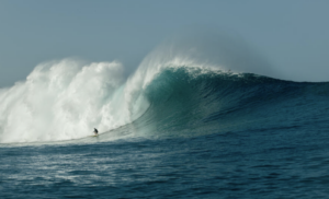 Laura Enever établit un nouveau titre GUINNESS WORLD RECORDS™ pour la plus grosse vague surfée par une femme à la rame