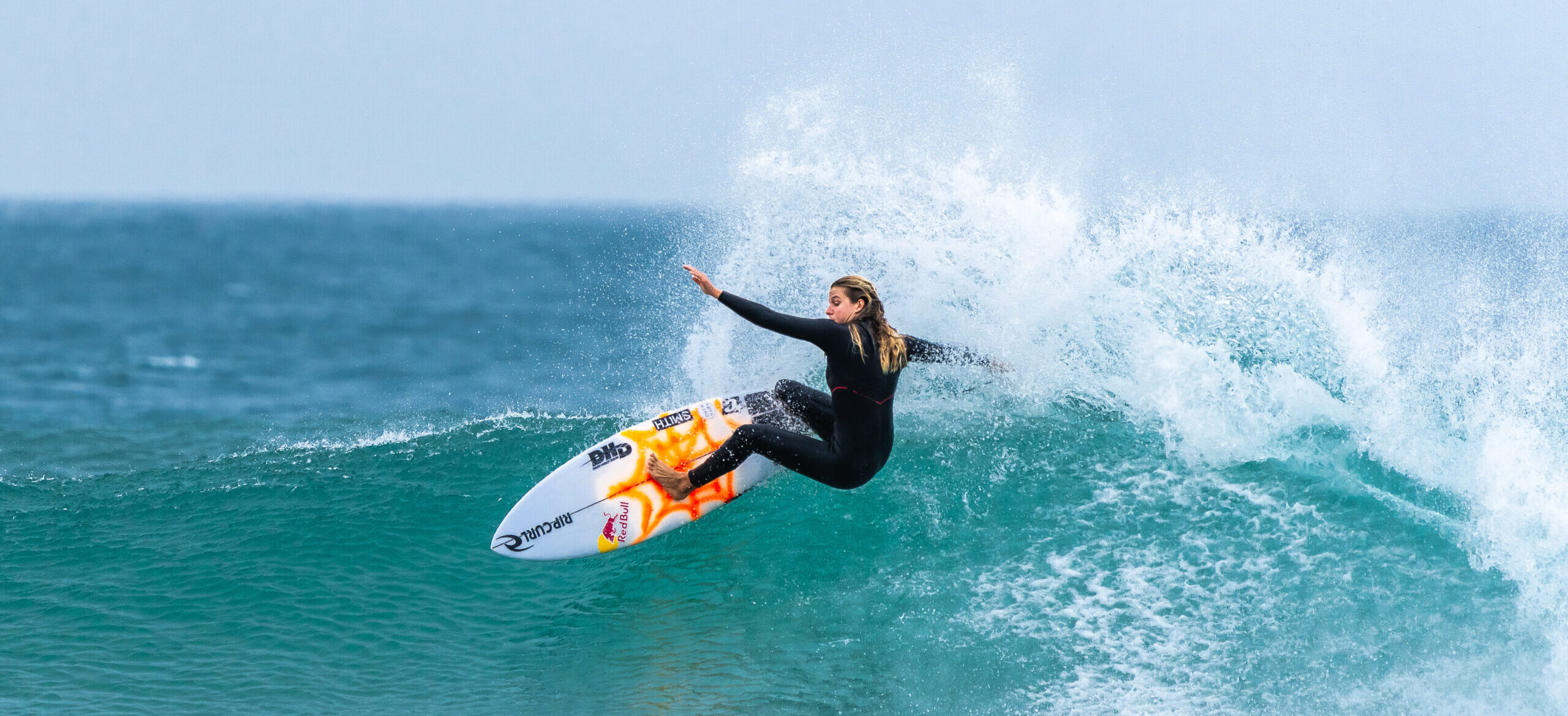 « Relever des défis » : Molly Picklum nous raconte sa vision du surf de compétition
