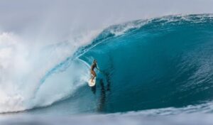 Vahine Fierro en action sur ses spots de Tahiti
