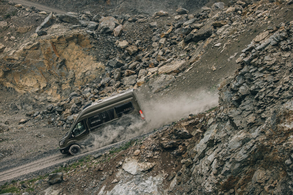 Voyager pour surfer en van Sunlight