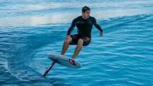 Surfer des vagues parfaites au milieu du désert