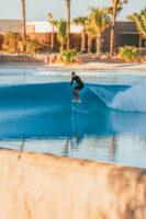 Surfer des vagues parfaites au milieu du désert