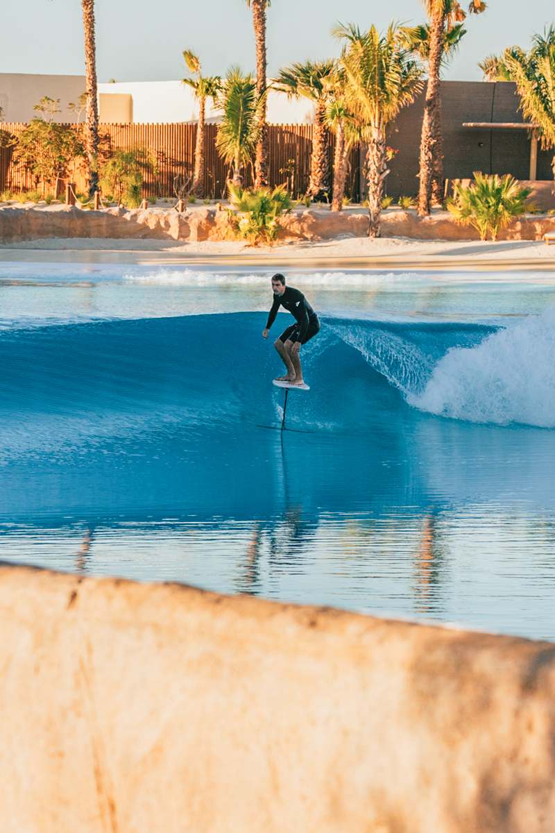 Surfer des vagues parfaites au milieu du désert