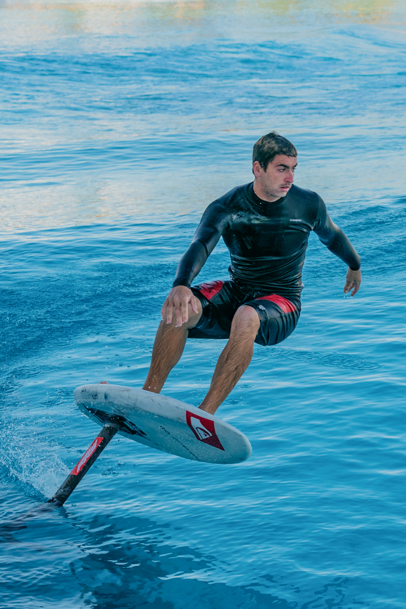 Surfer des vagues parfaites au milieu du désert
