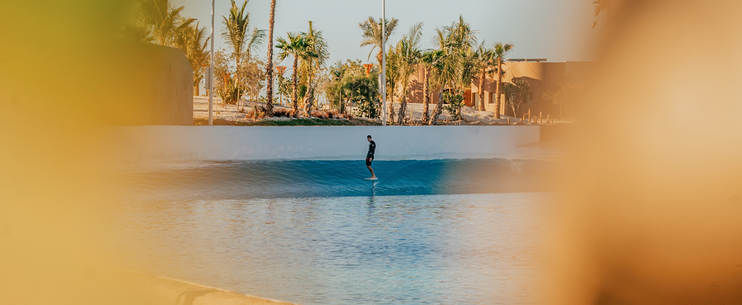 Surfer des vagues parfaites au milieu du désert