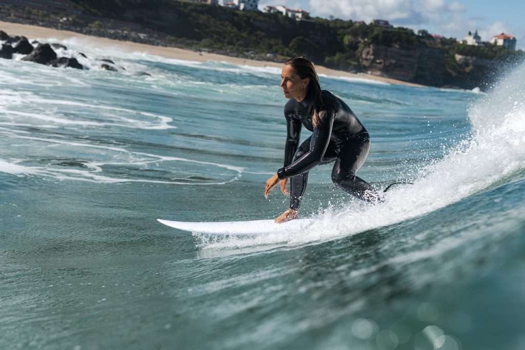 surf et prise de vietesse à Anglet avec la combinaison de surf decathlon femme