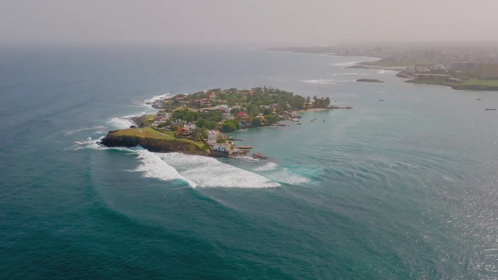 l'île de Ngor au large de Dakar et sa fameuse vague, qui a été rendue célèbre par le film The Endless Summer