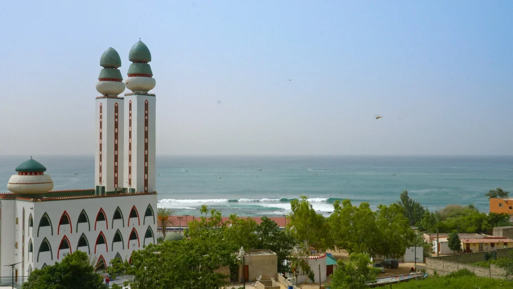 Le spot de Surf de Ouakam à Dakar au Sénégal, et sa mosquée. C'est une plage de pécheurs avec leurs pirogues et la vague est une gauche tubulaire