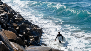 Projeté contre les rochers, un surfeur sauvé in extremis