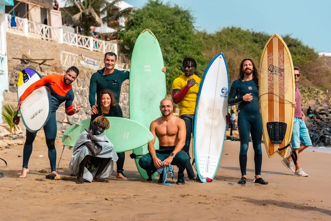 groupe de Surfers au Sénégal avec Ngor Surfcamp Terranga
