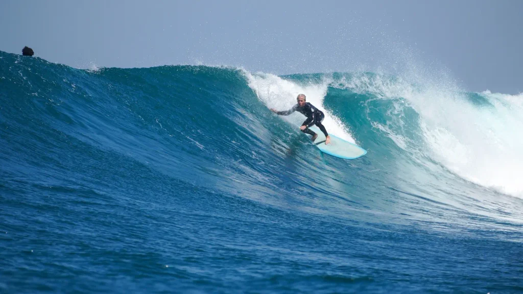 un surfeur sur la vague de Ngor au Sénégal