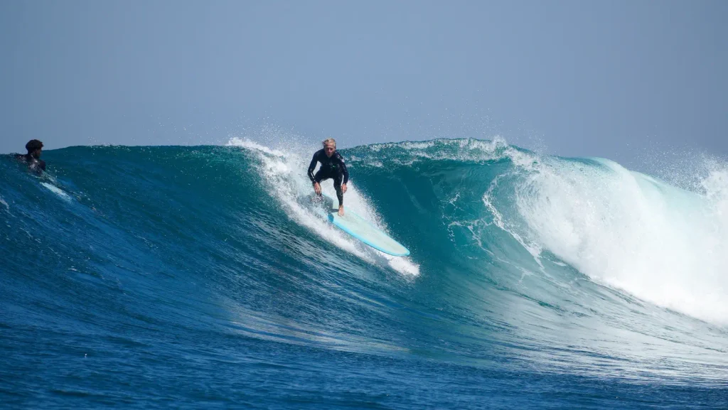 la droite de Ngor au sénégal, un surfer au take off