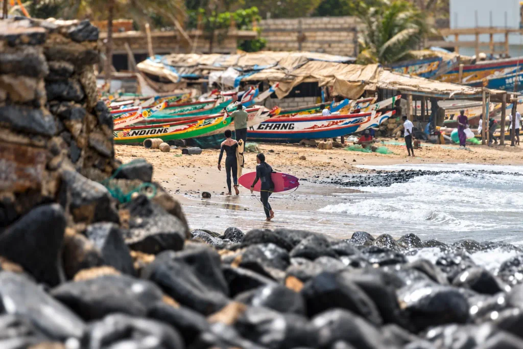 sortie de session surf au Sénégal à Ngor, avec les pirogues des pêcheurs
