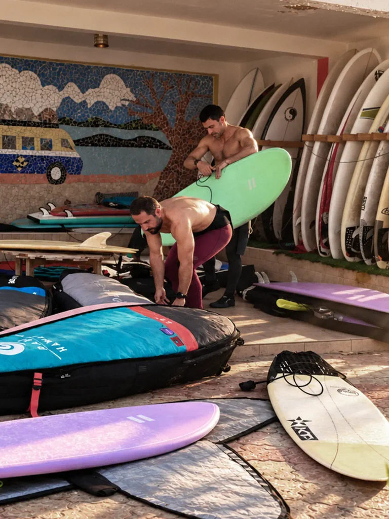 des surfeurs se préparent à surfer à Ngor